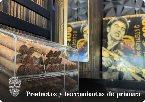 Exhibición de habanos y decoración artística exclusiva que destaca el uso de productos y herramientas de primera calidad en la barbería.